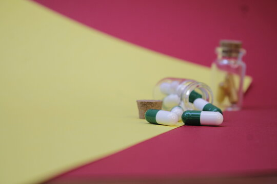 Capsulas de colores para la salud con un fondo desenfocado.