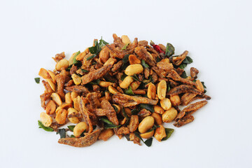 Obraz premium Crispy fish with three-flavor herbs is a snack made from crispy fried anchovies mixed with peanuts and herbs.