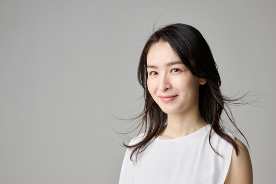 穏やかに微笑む40代女性の横構図ポートレート
