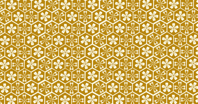 幾何学的なハニカムとクローバーのシームレスパターン（ゴールド・高級感・お祝い・ベクター素材）：Geometric honeycomb and clover seamless pattern. Luxury champagne gold vector illustration for celebration and traditional motifs.