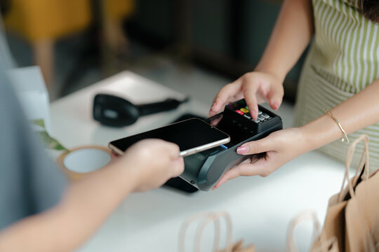 smartphone performs contactless payment via NFC on an EDC machine