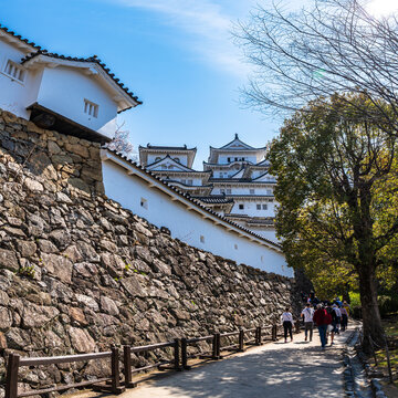 姫路城_江戸時代初期の建築がそのまま残る「現存12天守」の一つ、特に大天守と3つの小天守が渡櫓で結ばれた連立式天守の姿は壮観