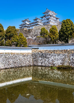 姫路城_江戸時代初期の建築がそのまま残る「現存12天守」の一つ、特に大天守と3つの小天守が渡櫓で結ばれた連立式天守の姿は壮観