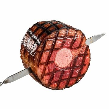 Picanha grelhada suculenta em espeto de metal, isolada e pronta para o corte. Este delicioso churrasco brasileiro possui zero fundo, fatia, prote&iacute;na, salgado