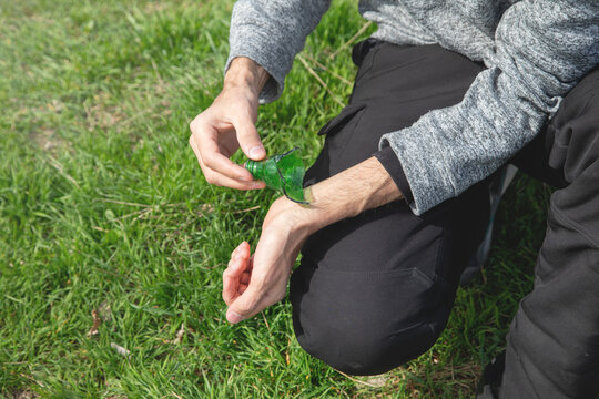 Man cutting veins piece of glass.