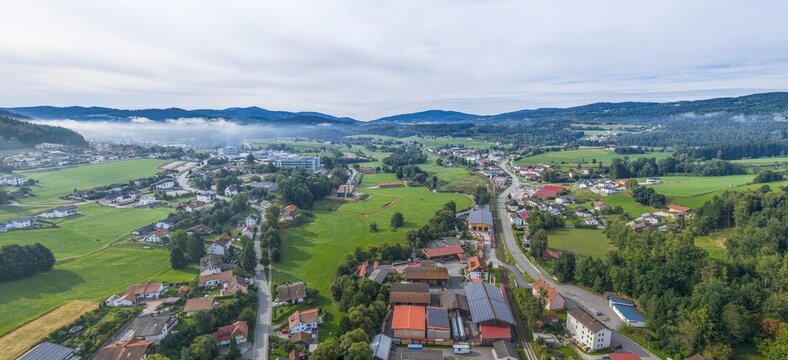 Die Marktgemeinde Teisnach am Schwarzen Regen in der Region Donau-Wald von oben
