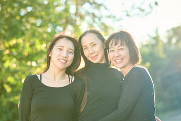 Fototapeta premium 秋の公園に立つ3人の女性ダンサー