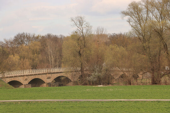 Blick zur Steinbogenbr&uuml;cke in Crossen (Elster)