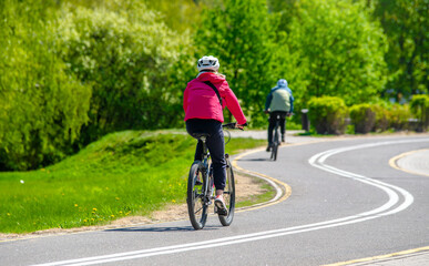 Naklejka premium Cyclist ride on the bike path in the city Park