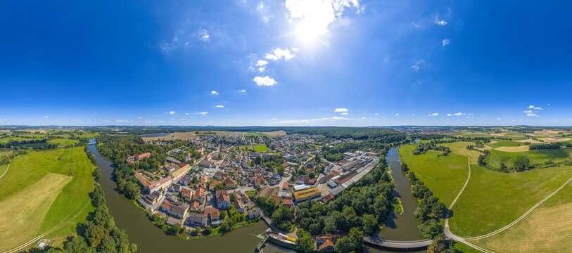 Ausblick auf die Ortschaft Fronberg, Stadtteil der Kreisstadt Schwandorf in der Oberpfalz
