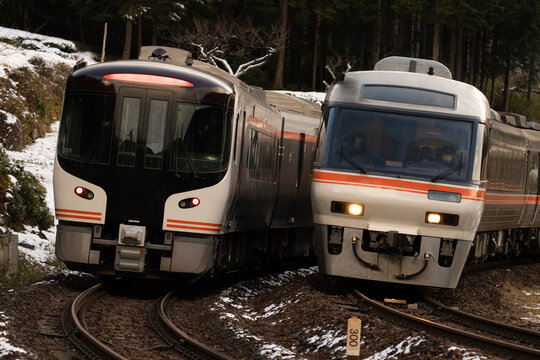 新旧特急ひだのすれ違い