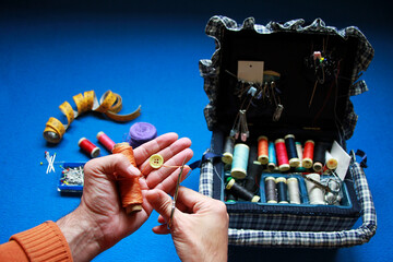 Costurero con hilo de coser, tijera de corte y confección, botón, aguja, cinta métrica de sastre y alfiler de ropa