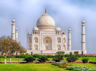 Fototapeta premium Agra, India, 20.02.20. Iconic white marble mausoleum with symmetrical garden