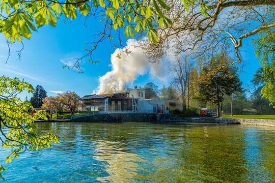 Incendie sur les berges du Lac d'Annecy, Annecy, Haute-Savoie