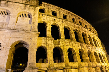 Naklejka premium Pula arena ancient roman amphitheater illuminated at night