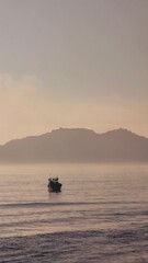 Obraz premium fishing boat at sunset