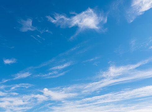 ciel bleu et nuages fins