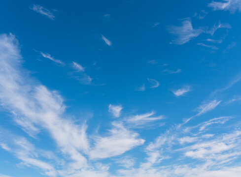 ciel bleu et nuages fins