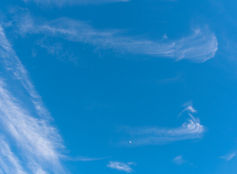 nuages fins avec la lune