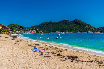 Fototapeta premium A view along the Great Bay Beach in Philipsburg, Sint Maarten on a sunny day