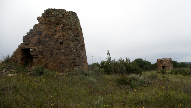 Verfallende Windm&uuml;hlen am Megalithgrab Anta da Masmorra, Mealha, Algarve