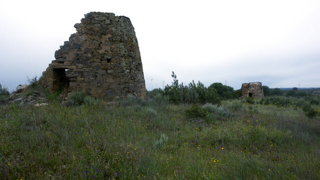 Verfallende Windm&uuml;hlen am Megalithgrab Anta da Masmorra, Mealha, Algarve