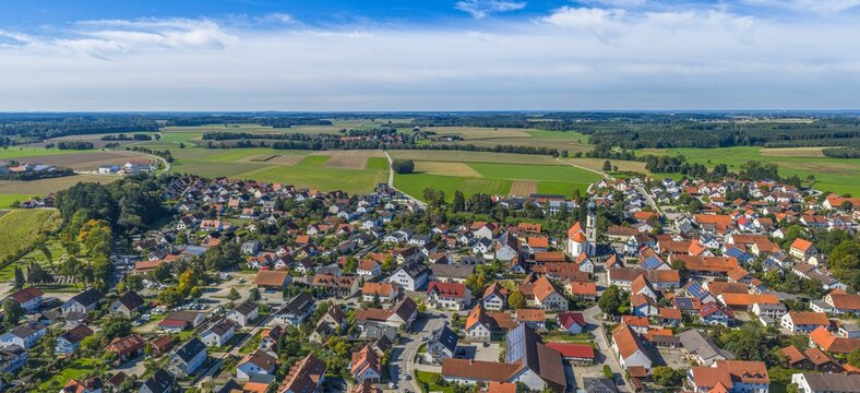 Die Gemeinde Moorenweis im westlichen Landkreis F&uuml;rstenfeldbruck aus der Vogelperspektive