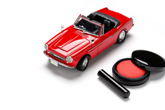 ミニカーと印鑑で表す契約手続きのイメージ