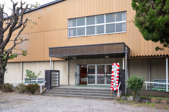 入学式会場となる学校体育館の外観と式典装飾