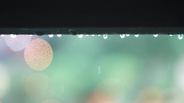 처마 끝에 맺힌 영롱한 빗방울과 정원의 감성적인 빛망울 보케 배경 (Crystal clear raindrops on the eaves with emotional garden bokeh background)