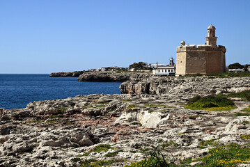 Rivage de l'île de minorque avec le Castell de Sant Nicolau et le phare de Ciutadella © Richard Villalon