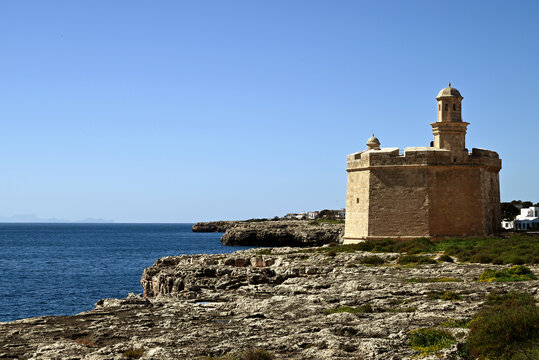 Rivage de l'&icirc;le de minorque avec le Castell de Sant Nicolau &agrave; Ciutadella