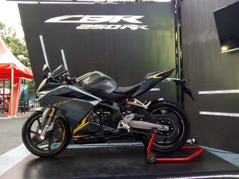 sepeda motor sport dengan fairing ala balap yang kini dilengkapi dengan mesin cc besar dan desain futuristik