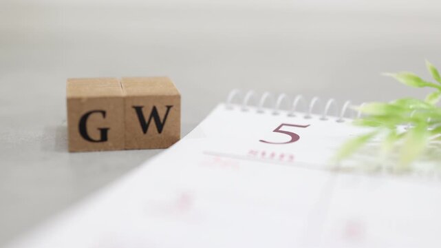 5月カレンダーとGWゴールデンウィーク木製ブロック・観葉植物・白背景