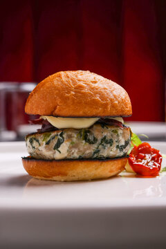 Mini Bun artigianale ripieno di hamburger di carne, maionese e cipolla caramellata servito come antipasto in un ristorante elegante