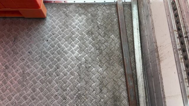 Metal trailer floor plastic pallet detail
