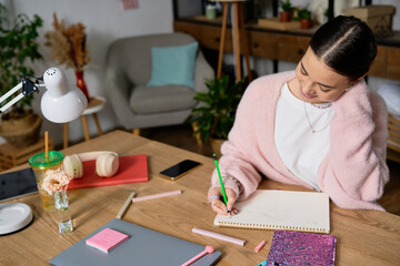 Naklejka premium Creative teenage girl drawing in her stylish modern room filled with cozy vibes