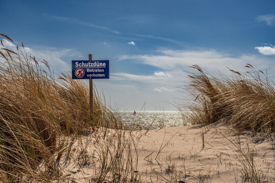 Strandabschnitt bei Fehmarnsund mit Blick auf die Ostsee auf der Ostseeinsel Fehmarn