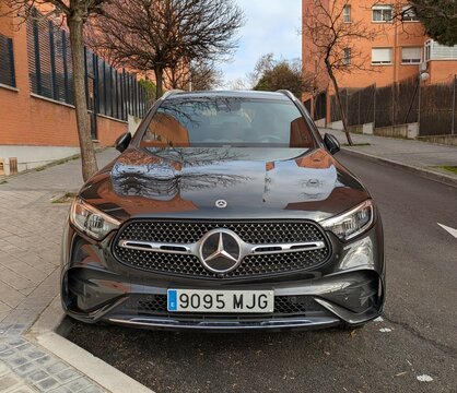 Vista frontal de un autom&oacute;vil Mercedes‑Benz Clase C aparcado en una calle de Madrid, Espa&ntilde;a, 2 de marzo de 2026