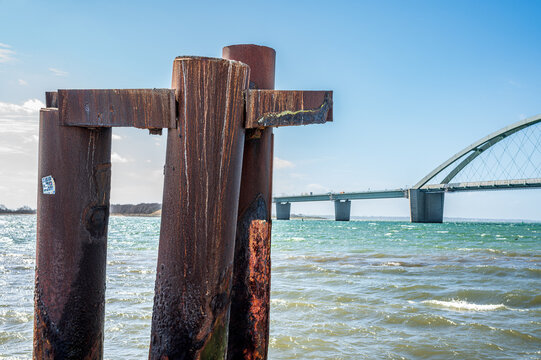Alter Anleger im Hafen von Fehmarnsund mit Blick auf die Fehmarnsundbr&uuml;cke auf der Ostseeinsel Fehmarn