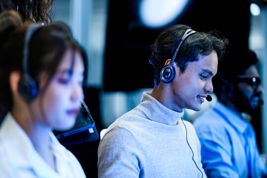 Technical support specialist achieving first contact resolution (FCR) on complex software incident. IT service desk agent diagnosing connectivity latency via cloud telephony.