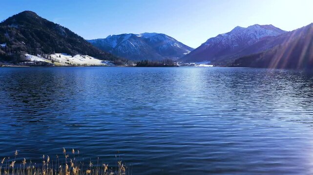 Spektakul&auml;rer Drohnenflug &uuml;ber Schilf und Schliersee mit Insel W&ouml;rth, Alpenpanorama und Stand Up Paddler im Winter in 4K
