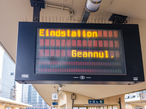 23 March 2026, Brussels, Belgium. Railway display showing &ldquo;Eindstation Geannuleerd&rdquo; under station roof. terminal cancelled