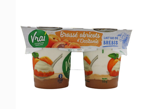 2 Yaourts bio sur lit de brass&eacute;e d abricots de chez Vrai