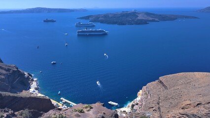Ship view in Santorini caldera with Aegean Sea coastline, showcasing volcanic cliffs and scenic island beauty © Vinita