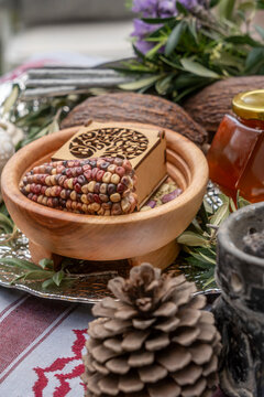 Altar ceremonial hol&iacute;stico con ma&iacute;z ancestral, semillas, miel y elementos para sahumerio