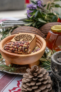 Altar ceremonial hol&iacute;stico con ma&iacute;z ancestral, semillas, miel y elementos para sahumerio