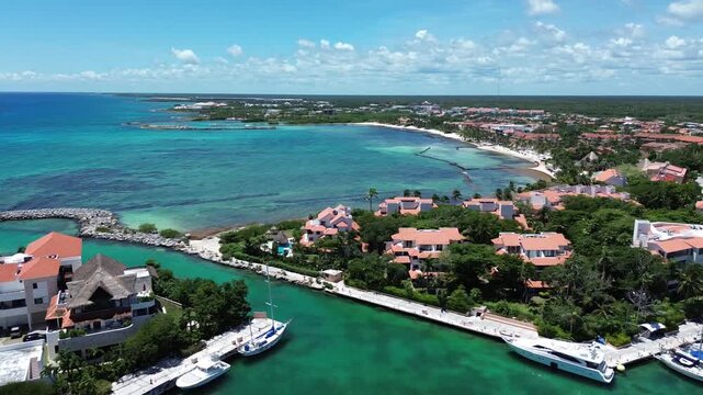 Vista a&eacute;rea de dron de una marina de lujo y la costa del Caribe Mexicano