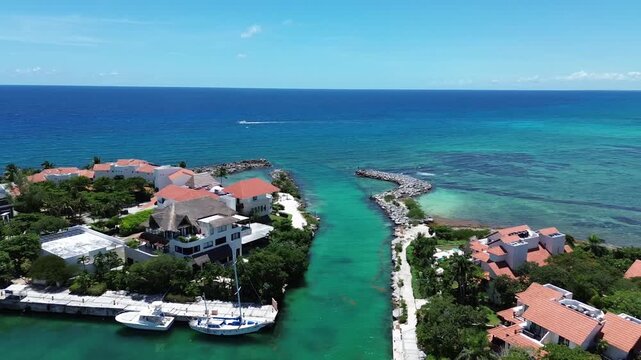 Vista a&eacute;rea de dron de una marina de lujo y la costa del Caribe Mexicano