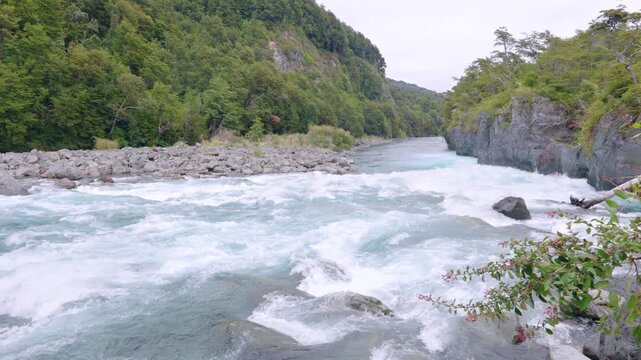 The Petrohu&eacute; River is located in the Los Lagos Region, in southern Chile, within Vicente P&eacute;rez Rosales National Park. It originates in Lake Todos los Santos, near Ensenada.